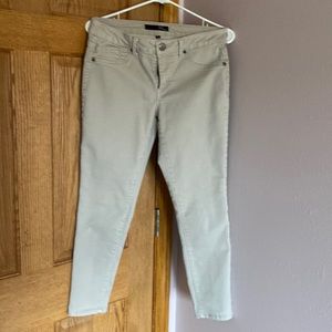 Womens 1822 jeans 5 pocket, zipper front in camel tan color. Size 8